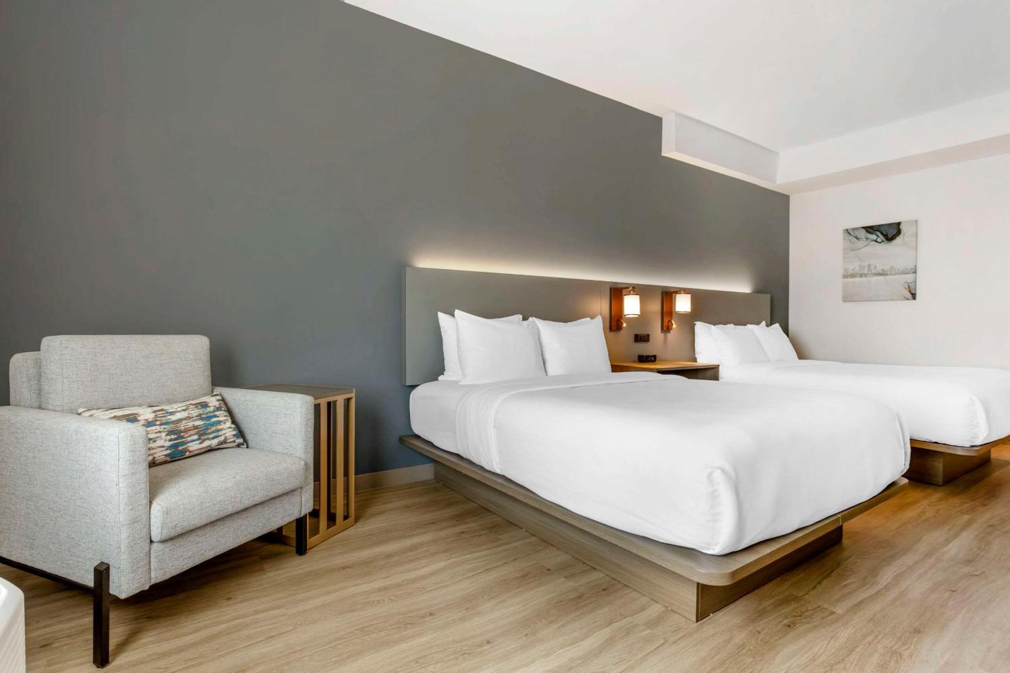 Hotel Comfort & Liberty International Airport 2*