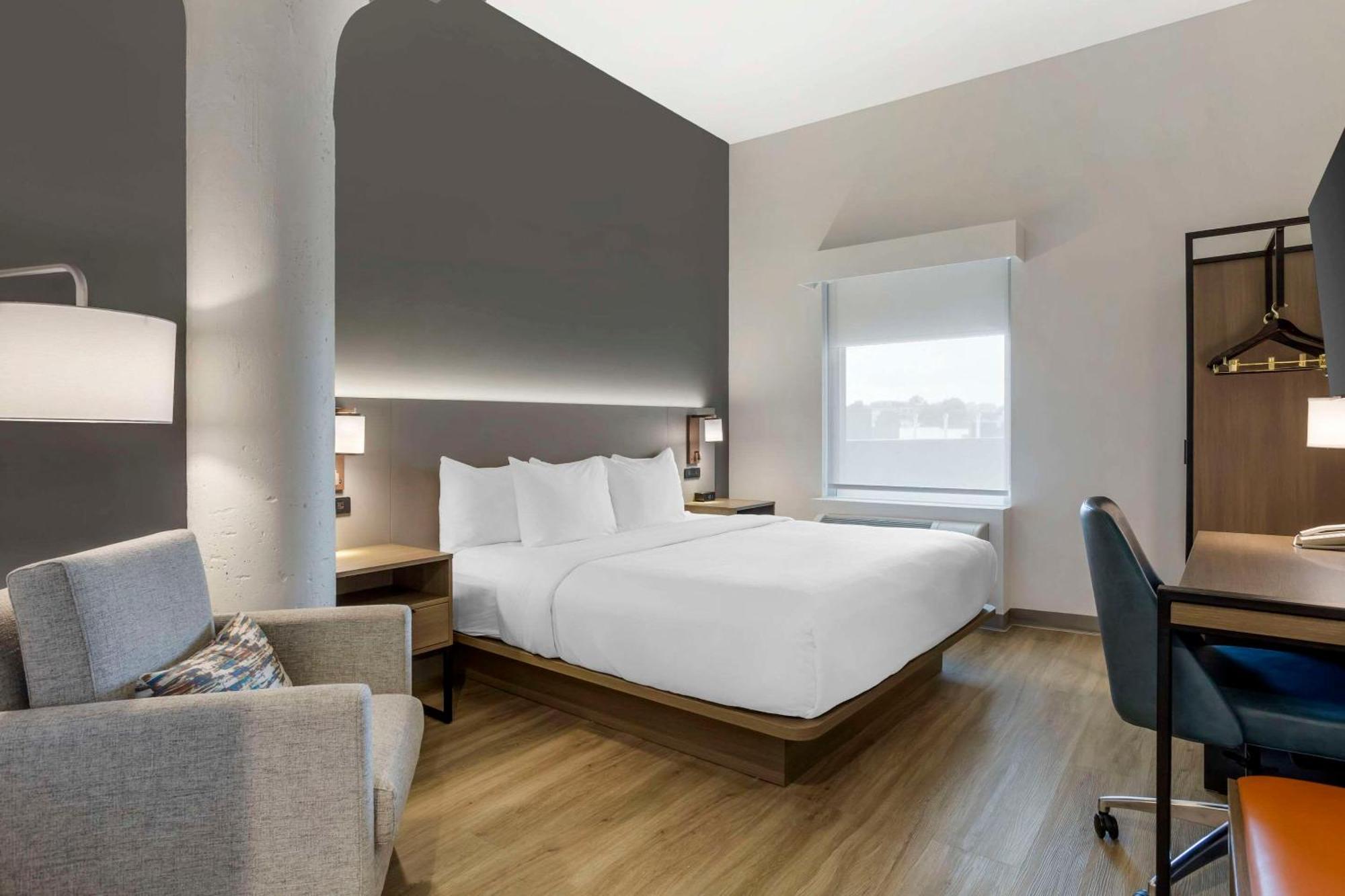 Hotel Comfort & Liberty International Airport