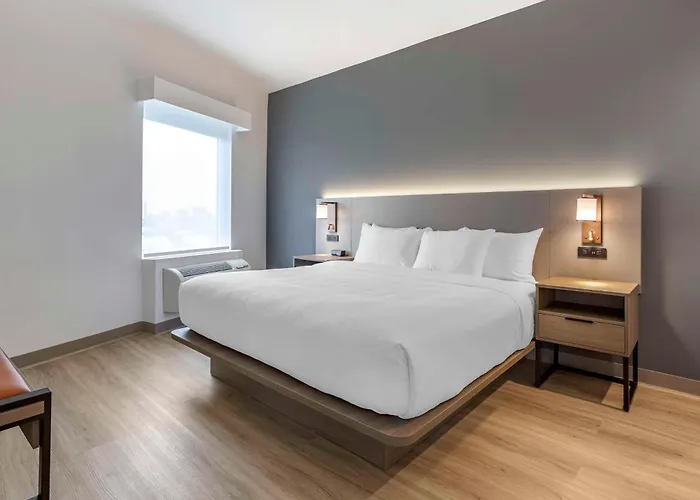 Comfort Inn & Suites Newark Liberty International Airport