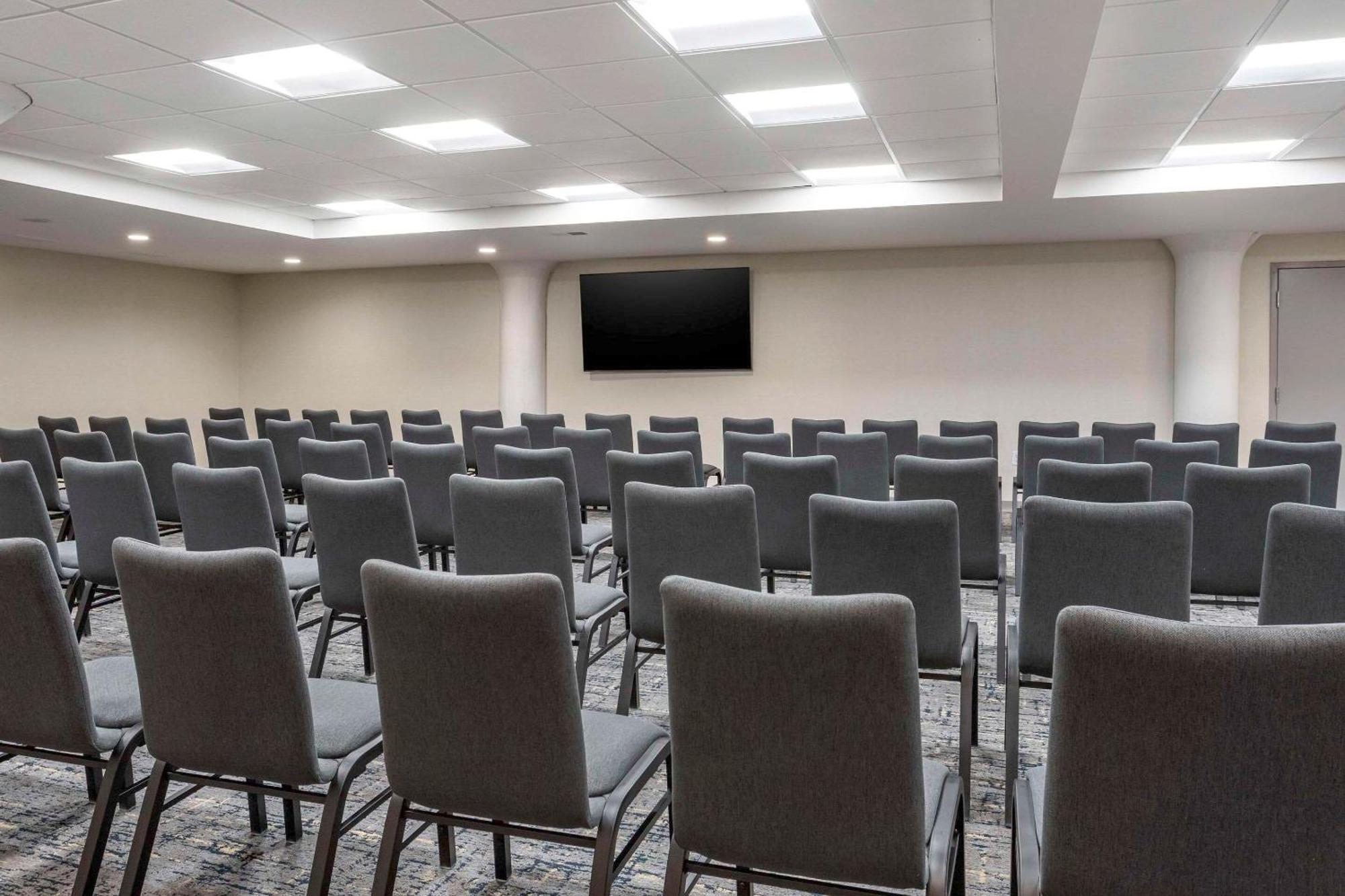 Hotel Comfort & Liberty International Airport 2*