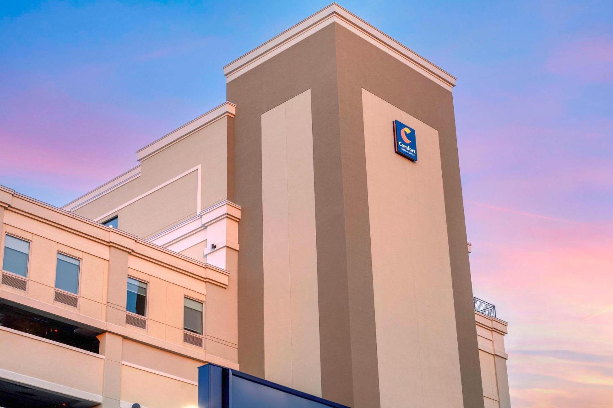Comfort & Liberty International Airport Hotel